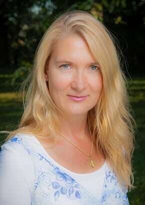 Eine Frau mit blonden Haaren.